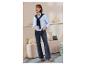 Femme en jean large ESMARA, chemise rayée et chaussures marron.