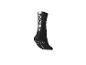 Chaussette de sport noire avec logo blanc et détails antidérapants.
