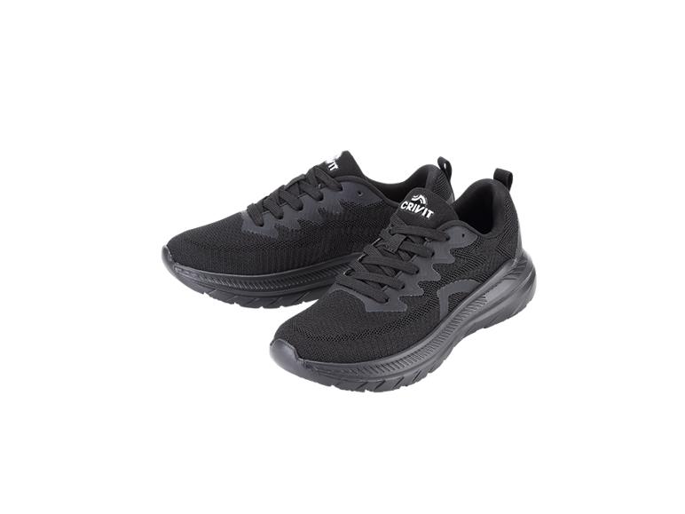 Chaussures de sport noires avec un logo blanc sur la languette