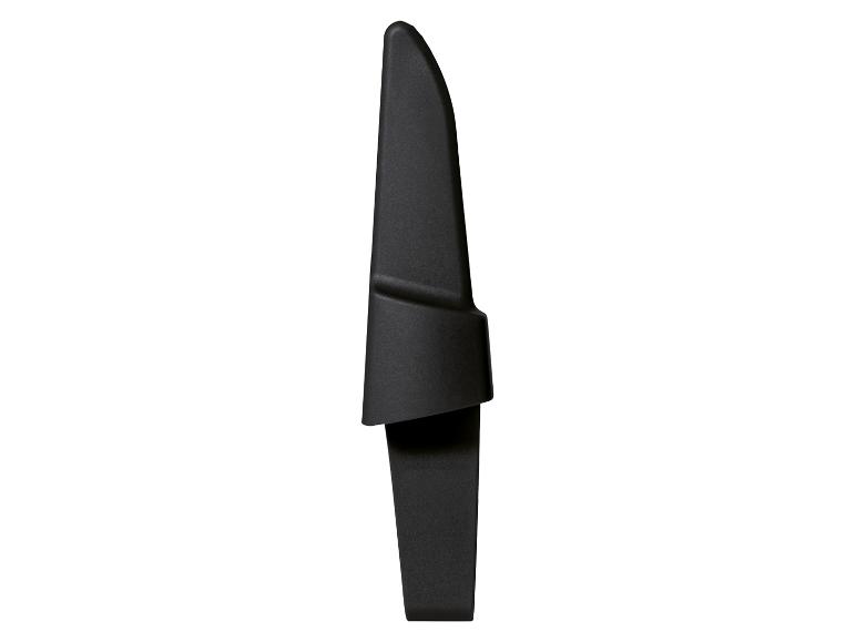 Un couteau noir avec un fourreau