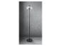 Un lampadaire noir avec un abat-jour en verre.