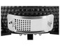 Gros plan sur un barbecue kamado noir avec une grille en acier inoxydable.