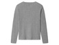 Un t-shirt gris à manches longues.