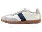 Des baskets blanches avec des bandes bleues