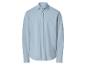 Chemise homme à manches longues bleu clair sur fond blanc.