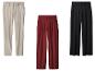Trois pantalons: beige, bordeaux et noir.