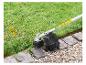 Débroussailleuse électrique près d'un jardin.