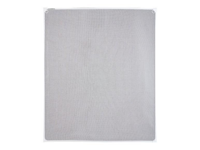 Moustiquaire blanche pour fenêtres ou portes.