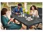 Table et chaises de jardin, jeu de cartes entre amis.
