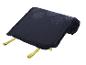 Matelas de camping gonflable bleu marine, compact et prêt à l'emploi.