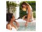 Deux femmes se détendent dans un jacuzzi, l'une ajustant les commandes, entourées de verdure.