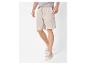 Short et t-shirt beige clair pour homme avec des baskets.