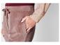 Gros plan sur une femme portant un pantalon en velours
