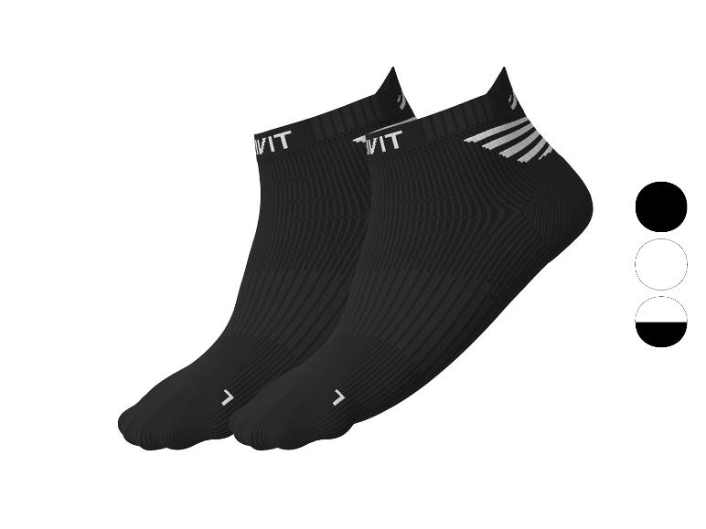 Une paire de chaussettes de sport noires avec des rayures blanches et du texte.