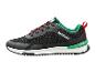 Chaussure de sport noire avec lacets rouges, semelle blanche et accents verts.