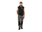 Un homme porte un gilet noir Parkside et un pantalon de travail gris.