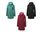 Trois vestes softshell à capuche en différentes couleurs.