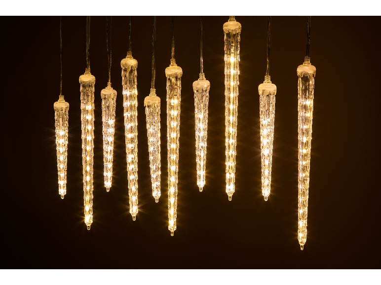 Guirlande lumineuse de Noël en forme de stalactites brillantes sur fond sombre.