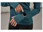 Une femme portant un haut vert foncé avec une Apple Watch.