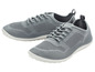 Deux baskets grises en tricot avec des semelles blanches.