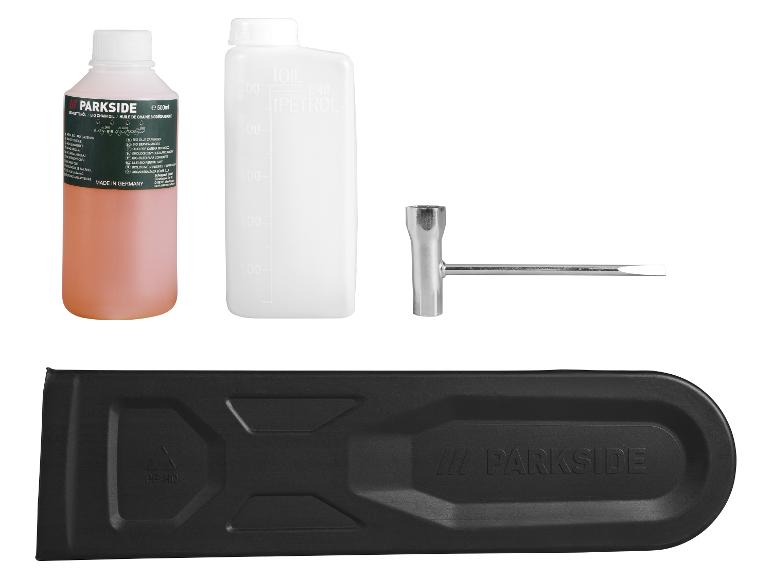 Accessoires de tronçonneuse Parkside : huile de chaîne bio, bouteille doseuse, clé et protège-guide.