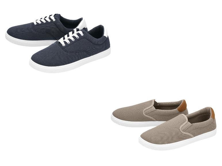 Deux paires de chaussures pour hommes : des baskets bleu marine à lacets et des mocassins beiges.