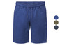 Short chino bleu avec taille élastique et cordon de serrage.