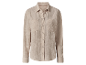 Chemise beige à manches longues avec poches.