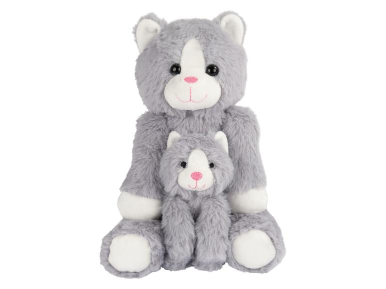 Deux chats en peluche gris, un grand et un petit, assis l'un devant l'autre.