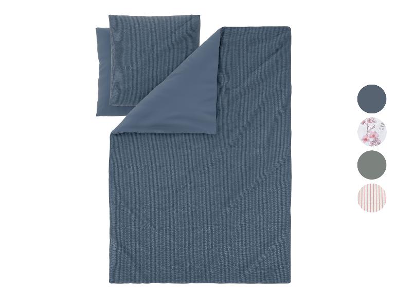 Parure de lit bleue texturée à rayures avec housse de couette et taie d'oreiller.