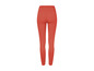 Un legging orange pour femme.