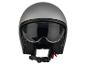 Casque de moto jet gris avec visière transparente et jugulaire.