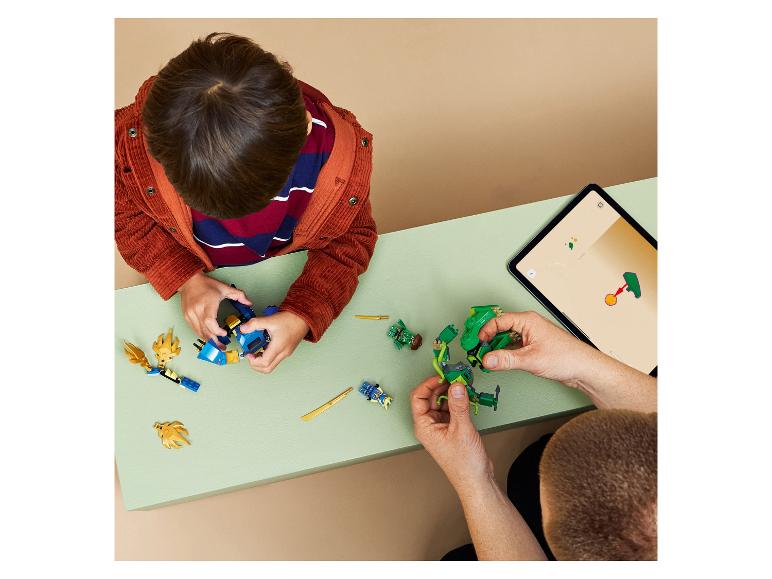 Deux personnes construisent des jouets en blocs, suivant les instructions sur une tablette.