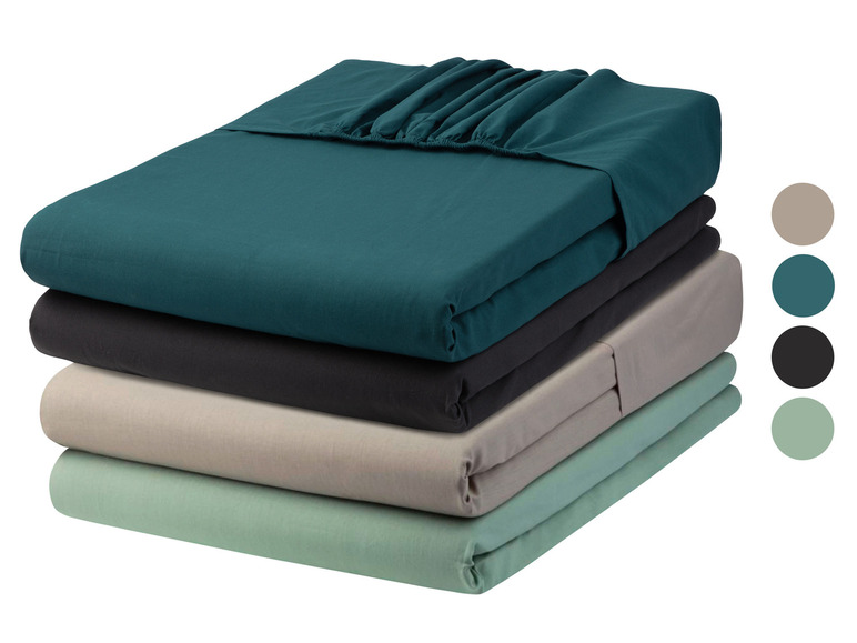 Une pile de linge de lit de différentes couleurs : sarcelle, gris, beige et vert.
