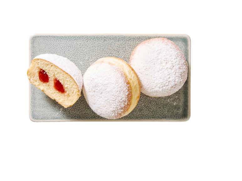 Beignets au sucre glace, un coupé avec de la confiture de fraise.