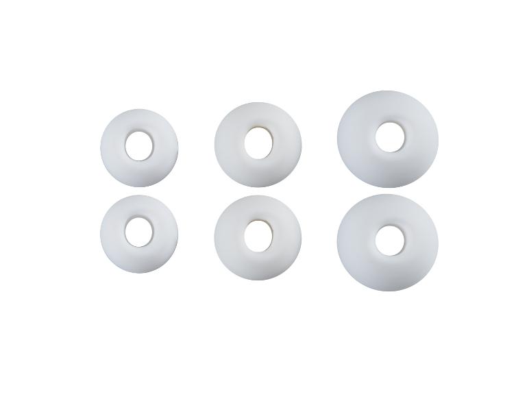 Six bonbons blancs en forme d'anneau disposés en deux rangées sur fond blanc.