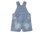 Une salopette en jean pour bébé.