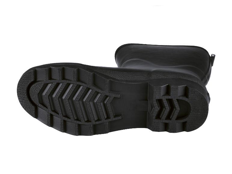 La semelle d'une botte en caoutchouc noire.