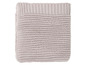 Une couverture en tricot de couleur gris clair.