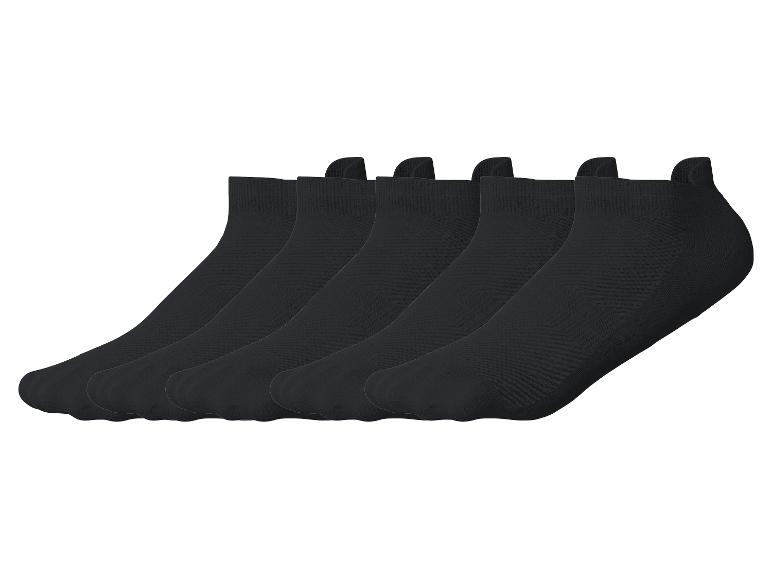 Six paires de chaussettes basses noires sur fond blanc.