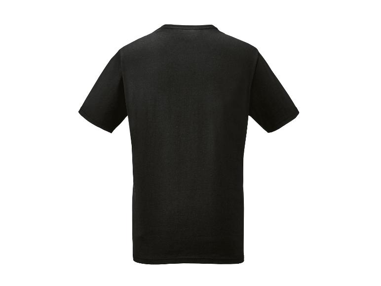 Un t-shirt noir à manches courtes.