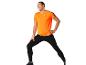 Homme en vêtements de sport : t-shirt orange et leggings noirs.