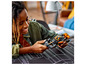 Un enfant tient une voiture de course LEGO McLaren Formule 1.