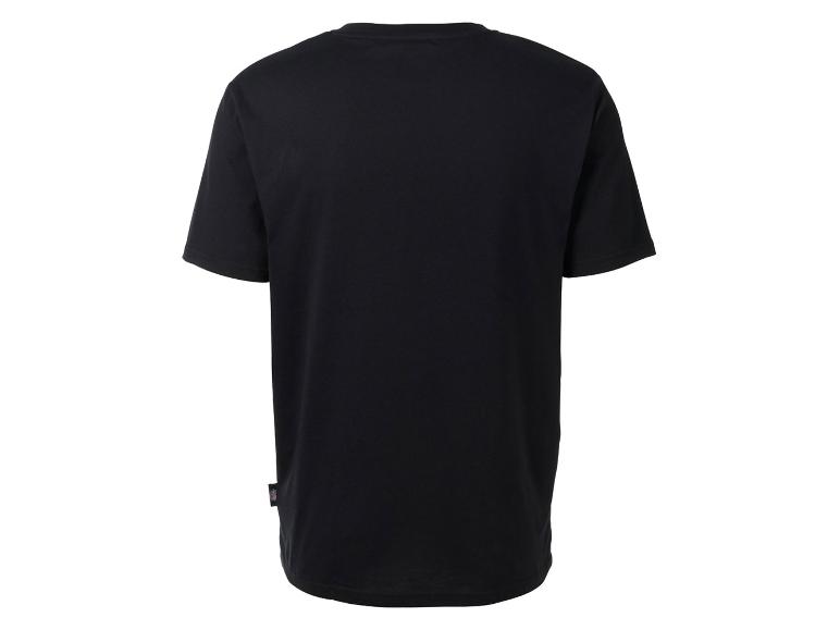 T-shirt noir à manches courtes avec une étiquette sur l'ourlet.