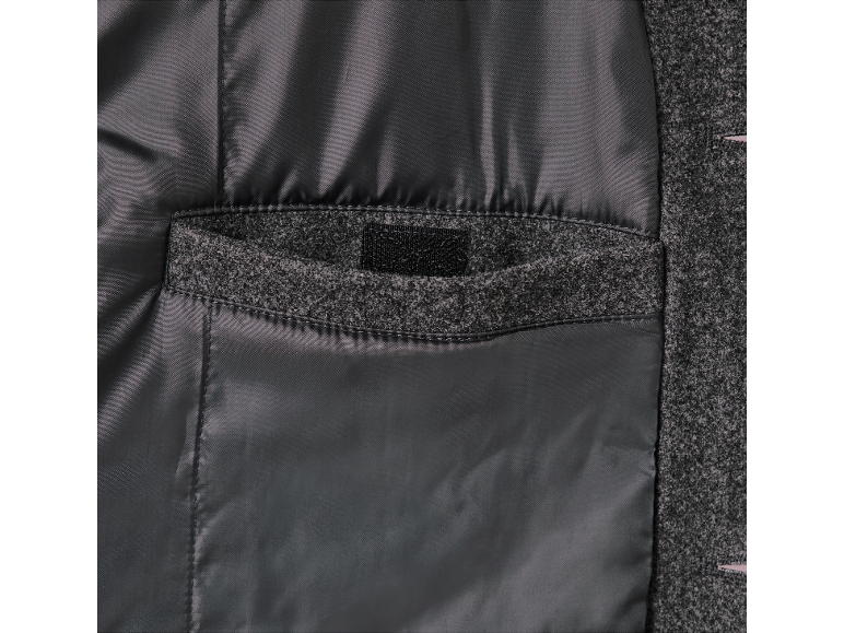 Poche intérieure d'un manteau pour homme avec fermeture auto-agrippante.