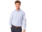 Homme portant une chemise à rayures bleues et un pantalon bleu foncé avec une ceinture marron.