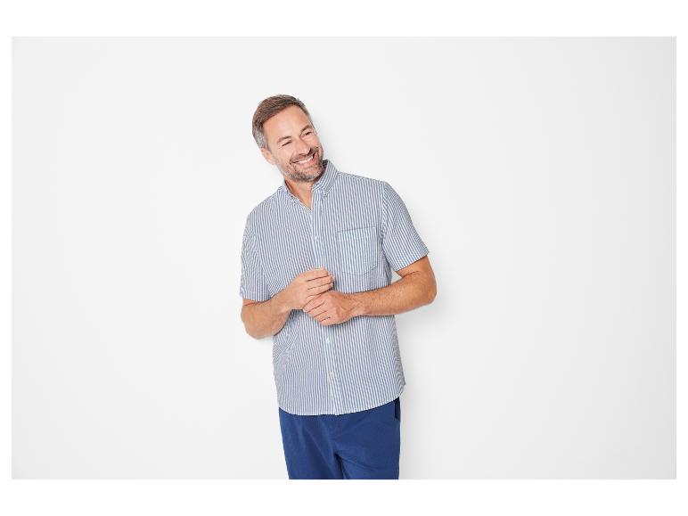 Chemise à rayures et pantalon bleu pour homme.