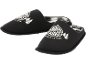 Pantoufles noires avec imprimé 'The Mountains Stay Wild at Heart' et arbres.