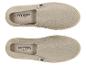 Deux chaussures slip-on beiges pour hommes avec 'esmara MEN' écrit sur la semelle intérieure.