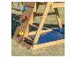 Aire de jeux en bois avec mur d'escalade coloré et bac à sable bleu.